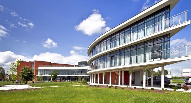 roben-hotel-diamond-architektura-rzeszow/ksztalt-budynku-zmienia-sie-w-zaleznosci-od-perspektywy.jpg