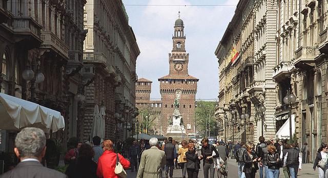 Via Dante to kolejne miejsce, które proponujemy wam odwiedzić podczas wakacji w Mediolanie