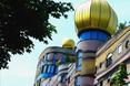Waldspirale często uważane jest za kiczowatą architekturę
