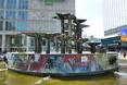 Fontanna na Alexanderplatz stała się miejscem dla tworzenia grafitti