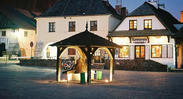 Rynek w Kazimierzu Dolnym to miejsce, które warto odwiedzić będąc w okolicach Lublina