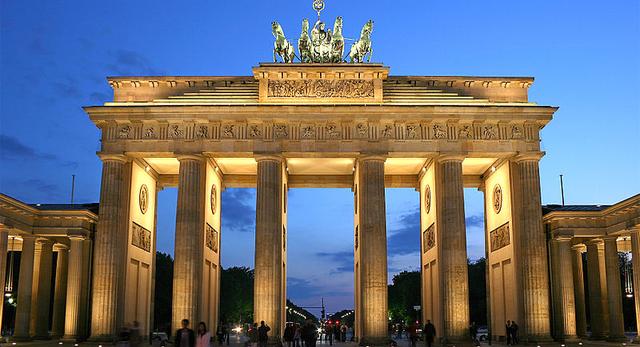 Brama Brandenburska to obowiązkowy punkt wycieczki po Berlinie