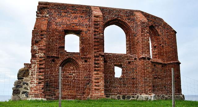Ruiny Zamku w Trzęsaczu można zobaczyć dojeżdżając tu na przykład kolejką wąskotorową