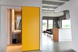 Architektura wnętrza domu w Poznaniu projektu mode:lina. Piękne wnętrza z betonu i drewna ocieplone żółtym kolorem 