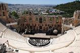 Odeon w Atenach posiadał 32 rzędy widowni i szeroką na 35 metrów i wysoką na 3 kondygnacje