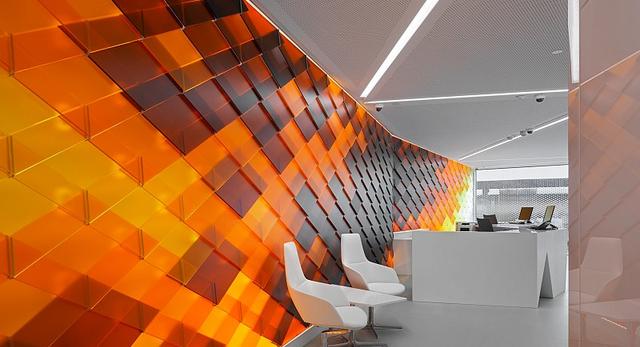 Raiffeisen Bank w Szwajcarii pokazał, że wnętrze takich placówek może pozwolić sobie na nowoczesny design