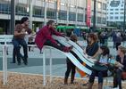 Meble miejskie o wymiarze społecznym. Jeppe Hein zaprojektował ławki sprzyjające zacieśnianiu relacji międzyludzkich