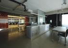 Industrialne biuro bez pompy - wnętrze projektu group_a architects