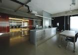 Industrialne biuro bez pompy - wnętrze projektu group_a architects