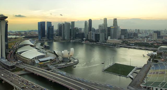 Pływające boisko niedaleko Marina Bay w Singapurze
