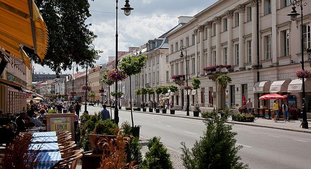 Nowy Świat w Warszawie na 45. miejscu wśród najdroższych ulic handlowych na świecie. Zobacz raport przygotowany przez firmę Cushman & Wakefield!