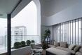 Wnętrza mieszkań w nowym wieżowcu w Singapurze są bardzo dobrze doświetlone naturalnym światłem 