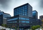 Wola Center  projektu Kuryłowicz&Associates. Pierwsze firmy wprowadziły się do kryształowego biurowca blisko centrum Warszawy
