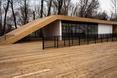 Ze względu na zmieniający się poziom wody oraz podmokłe tereny budynek został posadowiony na palach i wyniesiony ponad poziom plaży