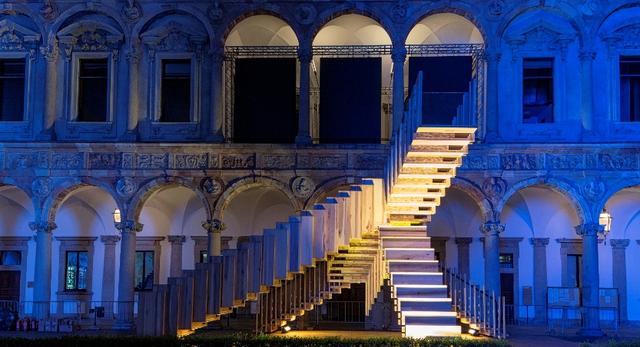Niekończące sie schody - Scale Infinite nocą; fot. Giovanni Nardi