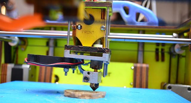 Bryła bransoletki czy kolczyki z drukarki 3D - nowe technologie w złotnictwie 