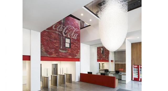 „Gazowana” bryła zwisająca z sufitu nowej siedziby budynku Coca-Coli w Londynie