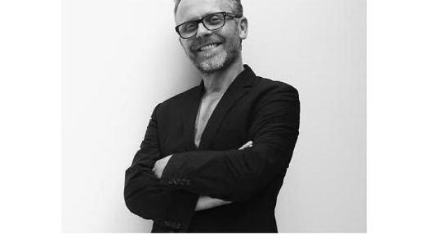 Mirosław Nizio. Warszawski architekt, kreator wnętrz, rzeźbiarz i animator życia społecznego warszawskiej Pragi. Założyciel pracowni NIZIO DESIGN INTERNATIONAL