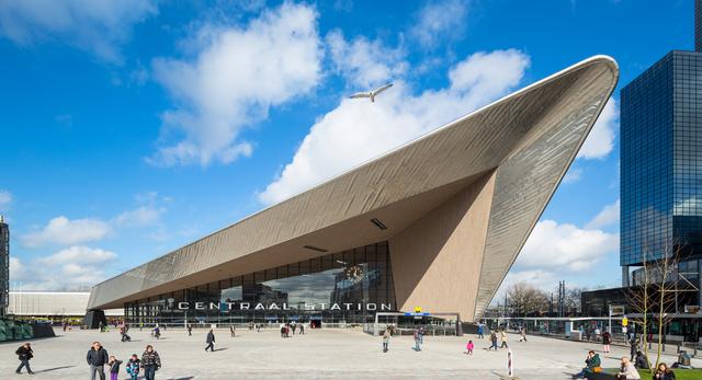 Bryła Nowego Dworca Centralnego w Rotterdamie zachwyca swoim nietypowym kształtem