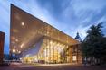 Bryła muzeum w Amsterdamie, wieczorową porą