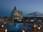 Luksusowy taras z basenem na dachu budynku hotelu The Gritti Palace
