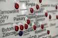 Mapa zawieszona obok lady recepcyjnej z oznaczoną lokalizacją sklepów Biedronka w całej Polsce