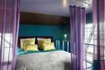 Wnętrze sypialni z luksusowym łożem i złotymi poduszkami