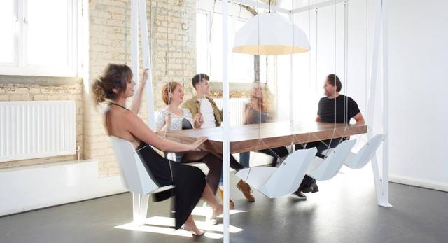 „Rozbujane” śniadanie przy stole Swing Table wydaje się dobrym pomysłem na rozpoczęcie dnia.  autor: Pracownia Duffy London