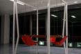 Swing Table w wersji kwadratowej, z czerwonymi siedziskami