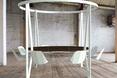 Round Swing Table - okrągła wersja stołu z krzesłami zawieszonymi w powietrzu - w kolorze białym