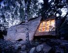 Dziwny dom nad szwedzkim jeziorem w Övre Gla autorstwa pracowni 24h Architecture z Holandii