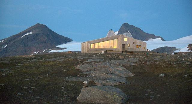 Drewniana architektura skandynawska. Bryła budynku The Rabot Tourist Cabin - ośrodka turystycznego znajduje się nieopodal lodowca Okstindan w Norwegii