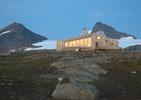 Drewno we współczesnej architekturze skandynawskiej - bryła schronu wśród gór Norwegii. TOP 10 ZDJĘĆ! 