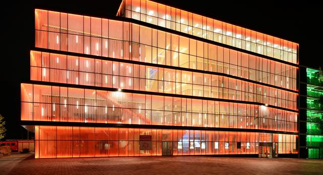 Design teatru Klaster Sztuki w Holandii to obraz budynku ze szkła