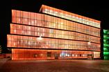 Design teatru Klaster Sztuki w Holandii to obraz budynku ze szkła