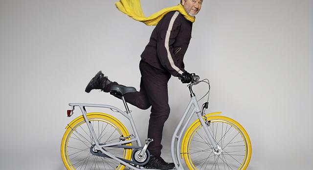 Philippe Starck pozuje "jadąc" na rowerze miejskim Pibal.  Współczesny dizajn w świecie dwóch kółek