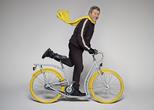 Philippe Starck pozuje "jadąc" na rowerze miejskim Pibal.  Współczesny dizajn w świecie dwóch kółek