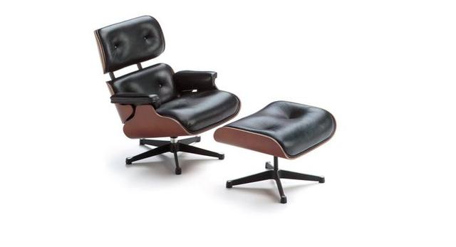 Jeden z najbardziej designerskich mebli świata. Zestaw Eames Lounge (670) i Ottoman (671) - Słynny „król fotelów”projektu Charlesa i Ray Eamesów z 1956 roku