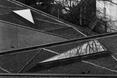 Świetliki w kształce trójkąta oraz trapezoidalne połacie dachowe brył projektu Ott's Yard autorstwa vPPR Architects