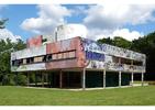 Villa Savoye Le Corbusiera zdewastowana! Zobacz co z dziełem modernizmu zrobił artysta Xavier Delory