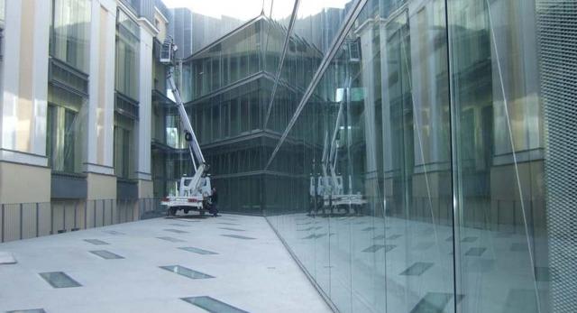 Współczesna architektura Warszawy: przeszklona elewacja boczna ASP na Powiślu