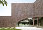 Cegła w architekturze współczesnej – willa z brązem w roli głównej