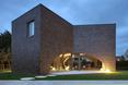 Widok wieczorny na trójczłonową część dzienną - willa Moerkensheide w De Pinte w Belgii autorstwa Dieter De Vos Architecten 