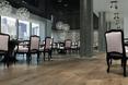 Beton architektoniczny na ścianach, eklektyczne meble i postarzana podłoga