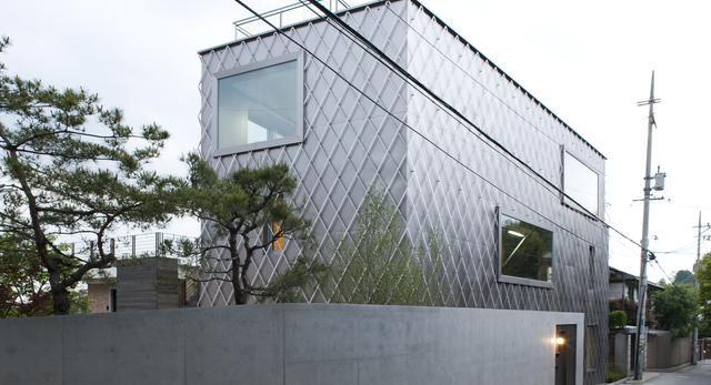 Dom jednorodzinny „Steel Lady” w Seulu (Korea) autorstwa Chae–Pereira Architects