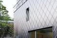 Wejście do strefy dziennej. Bryła „Steel Lady” - domu jednorodzinnego w Seulu autorstwa Chae–Pereira Architects 