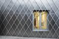 Błyszcząca powłoka elewacji „ubrana”w stalową kratę. Bryła „Steel Lady” - domu jednorodzinnego w Seulu autorstwa Chae–Pereira Architects