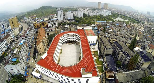 Projekt TianTai No.2 Primary School w Chinach - szkoła podstawowa i obiekt sportowy w jednym  autor: biuro architektoniczne LYCS z Hong Kongu