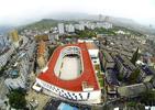 Szkoła podstawowa i obiekt sportowy w jednym - bieżnia na dachu architektury współczesnej w Chinach