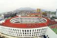 Szkoła podstawowa TianTai No.2 w Chinach - uczniowie podczas zajęć sportowych na dachu bryły  autor: biuro architektoniczne LYCS z Hong Kongu
